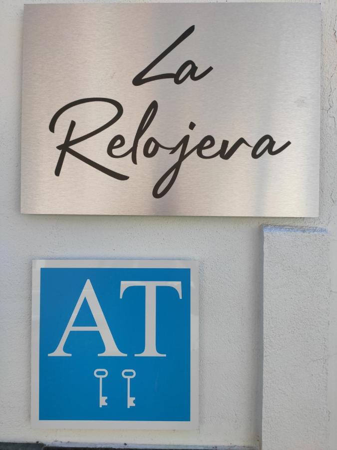 La Relojera 1 *